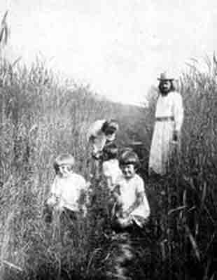 о.Сергий с детьми, 1929