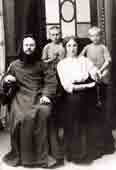 Свящ.Пётр с семьёй (Мария в центре, и Николай)