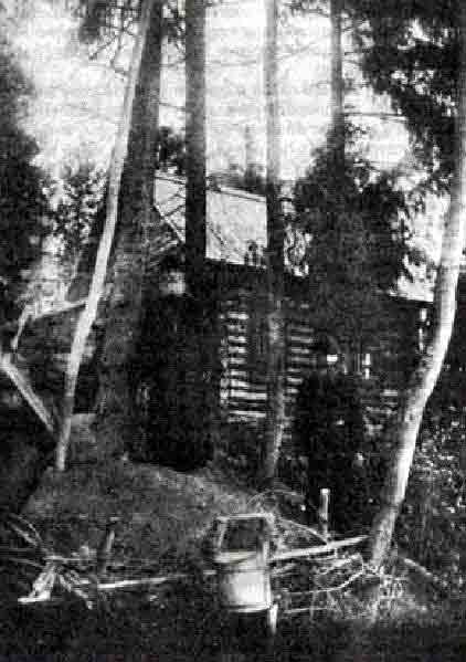 Вл.Николай.  Домашний храм (сзади) и слева вход в пещеру